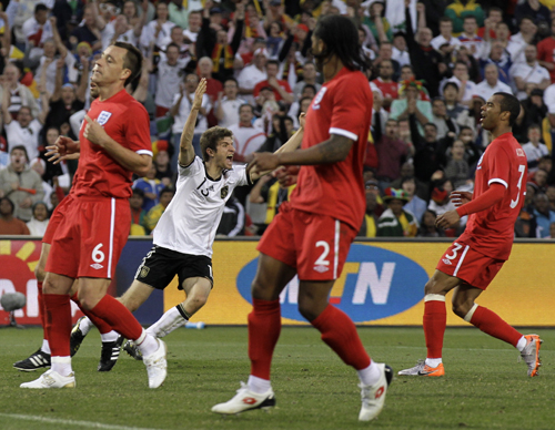 sy189733 Ashley Cole, til høyre, iført den lite vellykkede røde England-drakten over en rød undertrøye.