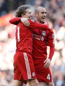 Liverpools Lucas og Raul Meireles har valgt forskjellige løsninger når de skal spille med lange ermer. Liverpools Lucas og Raul Meireles har valgt forskjellige løsninger når de skal spille med lange ermer.